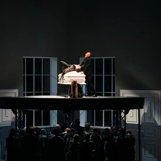 Театр Ермоловой приглашает всех любителей высокого искусства на показ уникального спектакля «Антигона»