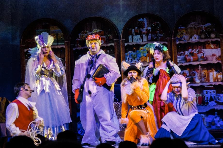 новогодний-шоу мюзикл для всей семьи. театральное представление 12 месяцев в ростове. сказ о серебряных крыльях дк выборгский. дк выборгский елка. новогодние мюзиклы со звездами.