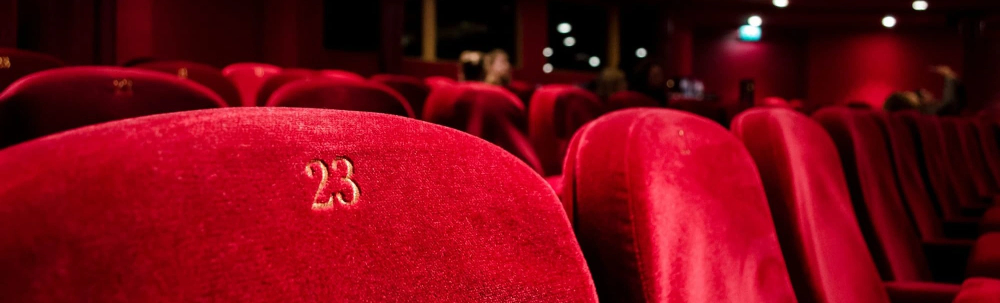 Успейте окунуться в романтику Парижа с опереттой "Канкан" в Театре Музыкальной Комедии! Купите билеты сейчас и станьте частью этой незабываемой истории!