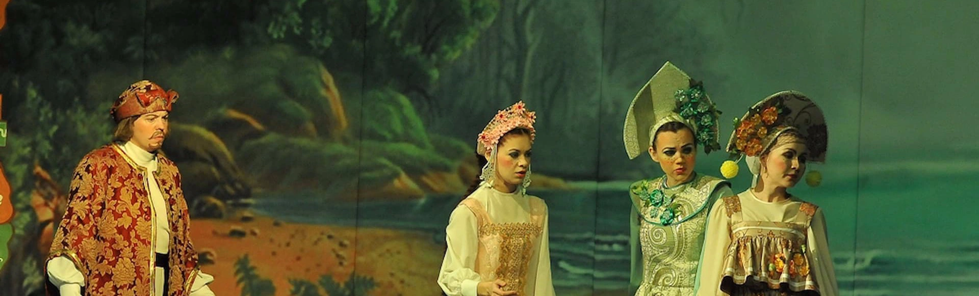 Сказка Сергея Аксакова «Аленький цветочек» на сцене театра комедий
