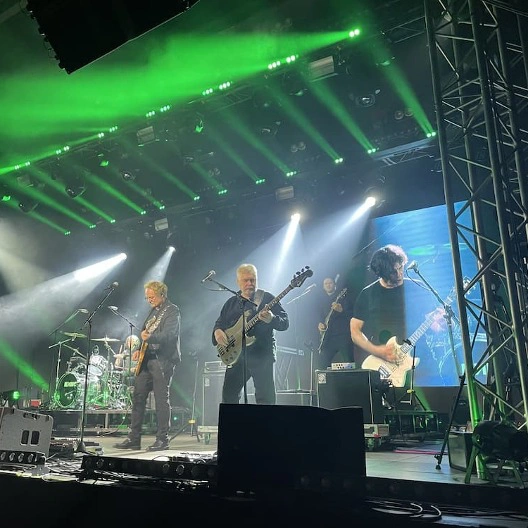 15 апреля в городе Южно-Сахалинск в Дворце спорта «Кристалл» состоялся концерт легендарной рок-группы «Кино».