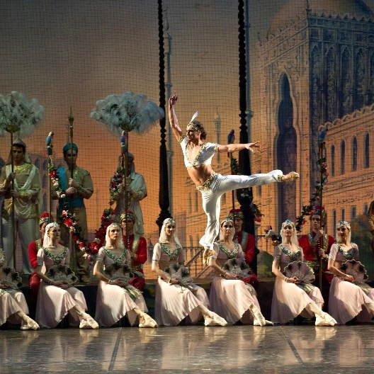 Михайловский театр оживляет классическую красоту с балетом «Баядерка»!