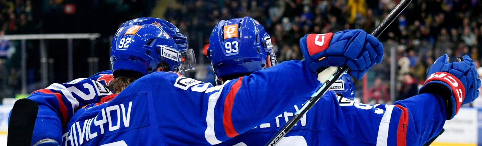 Хоккеисты СКА на своей площадке одержали победу над московским ЦСКА со счетом 2:1.