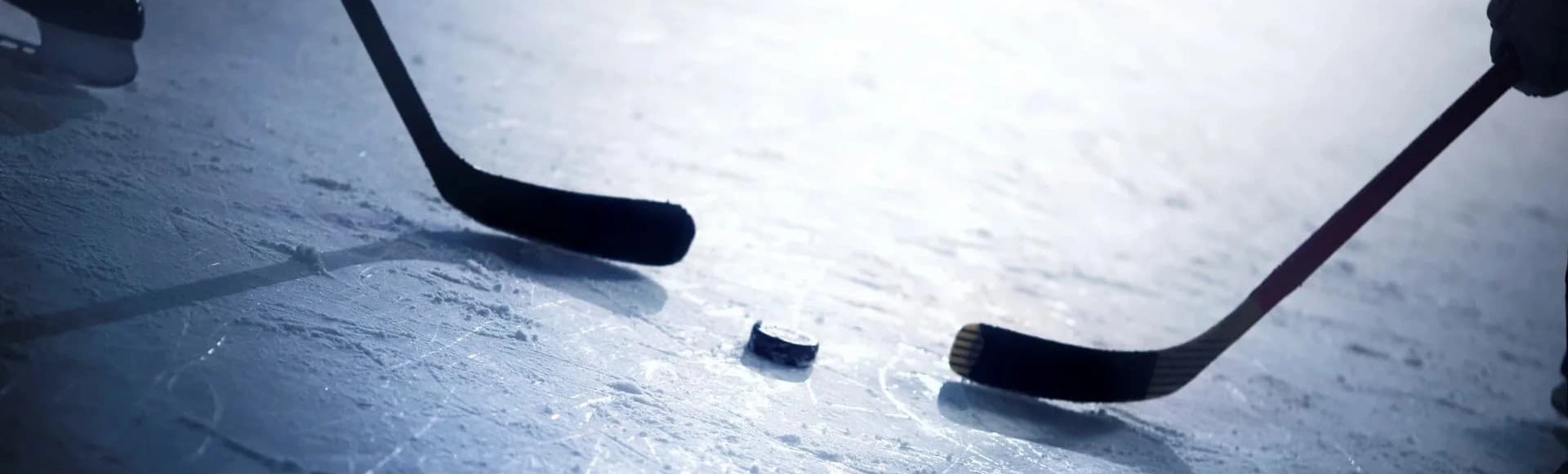 11 сентября в Санкт-Петербурге, на льду СК "Юбилейный", состоится захватывающий матч между командами "Динамо СПб" и "АКМ" в рамках Всероссийской хоккейной лиги.