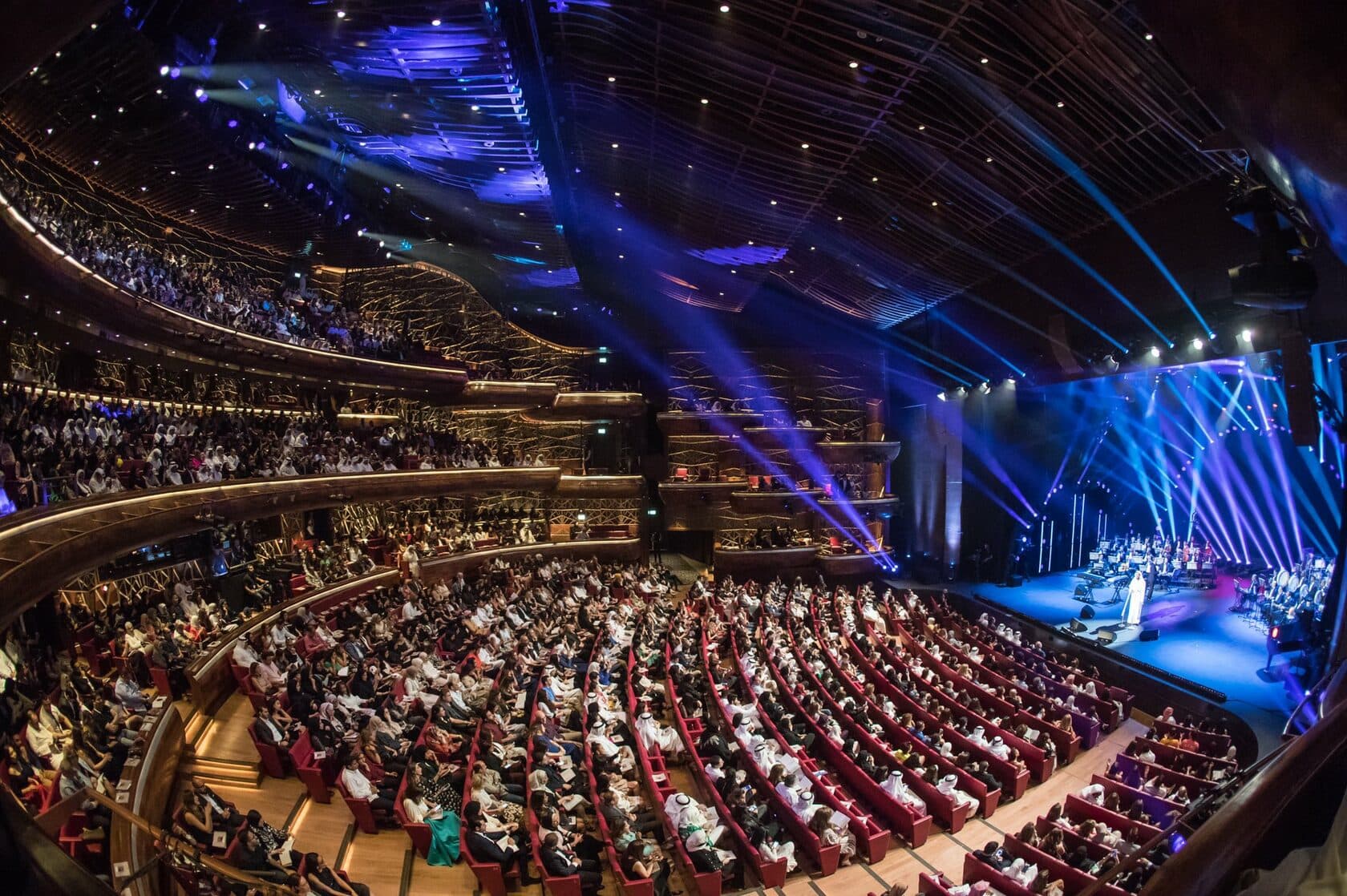 Сколько людей сейчас в крокусе. Оперный театр Дубай. Опера Гранд Дубай. Театр оперы в Дубае. Дубайская опера зал.