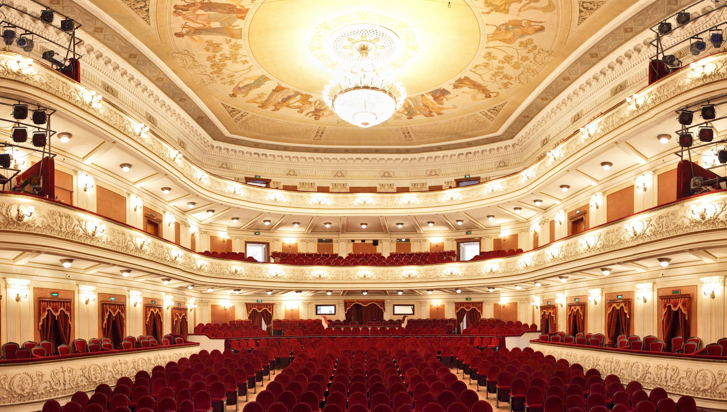 театр оперы и балета внутри фото