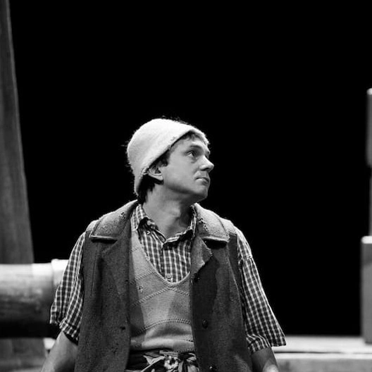 В спектакле «Калека с острова Инишмаан» в Большом Драматическом театре им. Г. А. Товстоногова зрители окунутся в захватывающую историю жителей маленького островка Инишмаан.