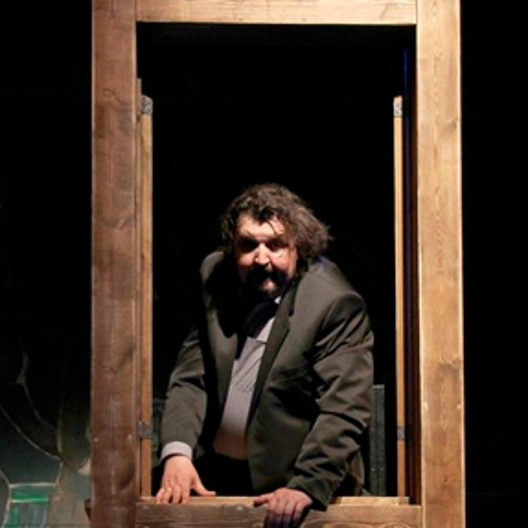 Евгений Гришковец вновь удивляет своей творческой смелостью и представляет уникальный спектакль под названием «Дом»