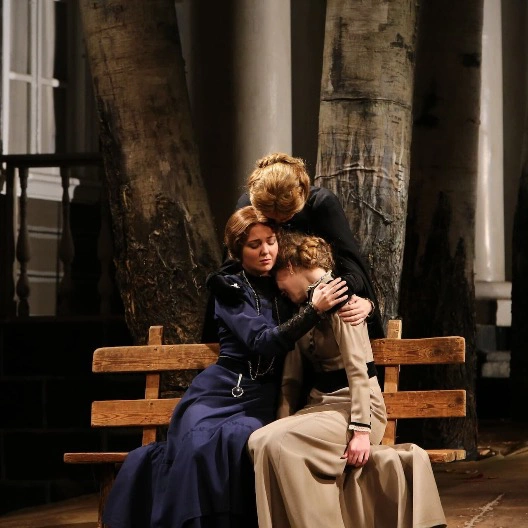 Спектакль "Три сестры" в МХАТе им. М. Горького - это погружение в мир Чехова, который остается вечно актуальным, даже в суете современной жизни.