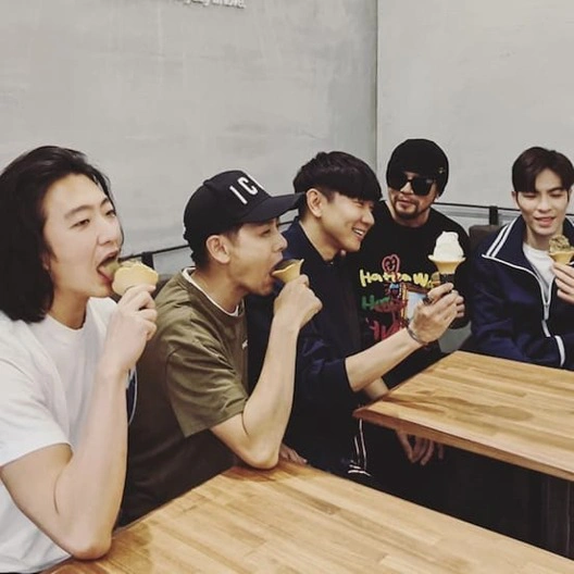Поклонники сходят с ума из-за того, что Джей Чоу, Джей Джей Лин, Джем Сяо и Джимми Лин тусуются и едят мороженое вместе