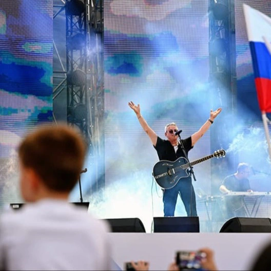 На горизонте маячит событие, способное встряхнуть все ваши эмоции и погрузить в атмосферу настоящей рок-энергии — концерт «День Флага России» на стадионе Лужники!