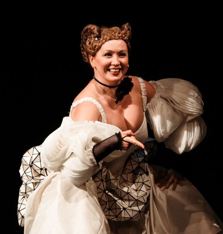 Жігіттің аузына тамшылап жатқан видеосы