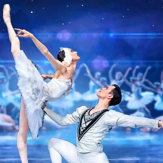 Завораживающее великолепие классического балета "Лебединое озеро" приглашает вас в уникальное путешествие в мир искусства и эмоций в Московском Дворце Молодежи!