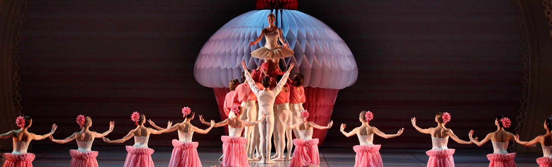 Михайловский театр приглашает вас на захватывающее путешествие в мир волшебства с балетом «Щелкунчик»!