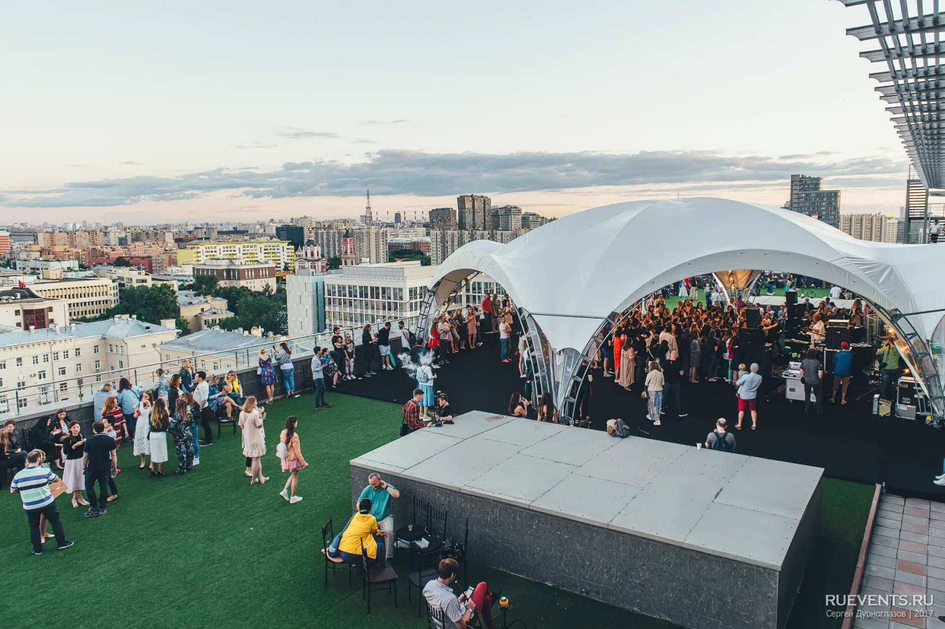 Руф фест спб. Руф фест на крыше. Фестиваль Руф фест СПБ. Roof Fest Москва. Roof place Санкт-Петербург.