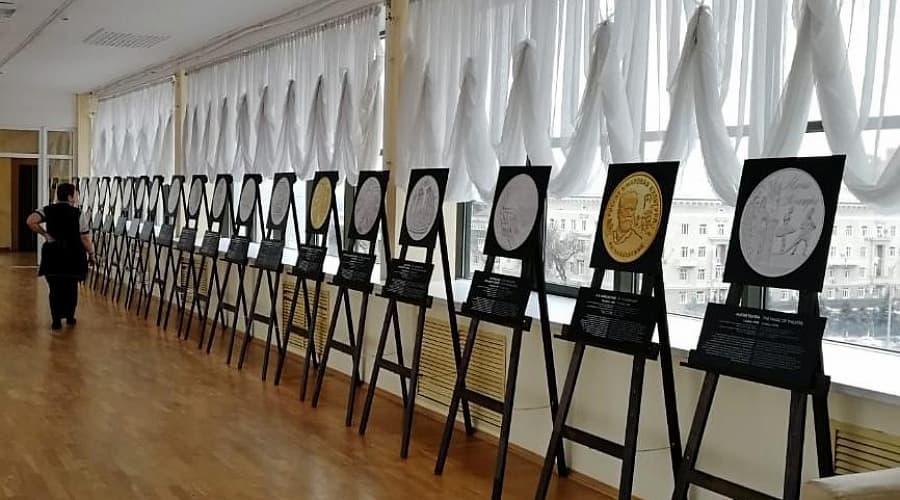 Гурия на театральном ростов. Выставка Центробанка магия театра. Выставка в фойе. Магия театра выставка Тюмень. Магия театра выставка Ульяновск