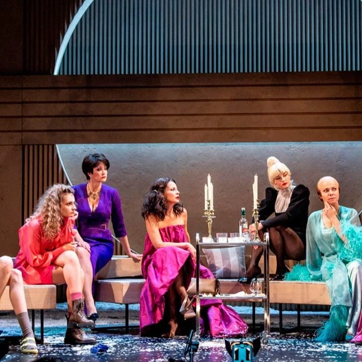 Театр имени Моссовета покажет «8 любящих женщин» в Сочи
