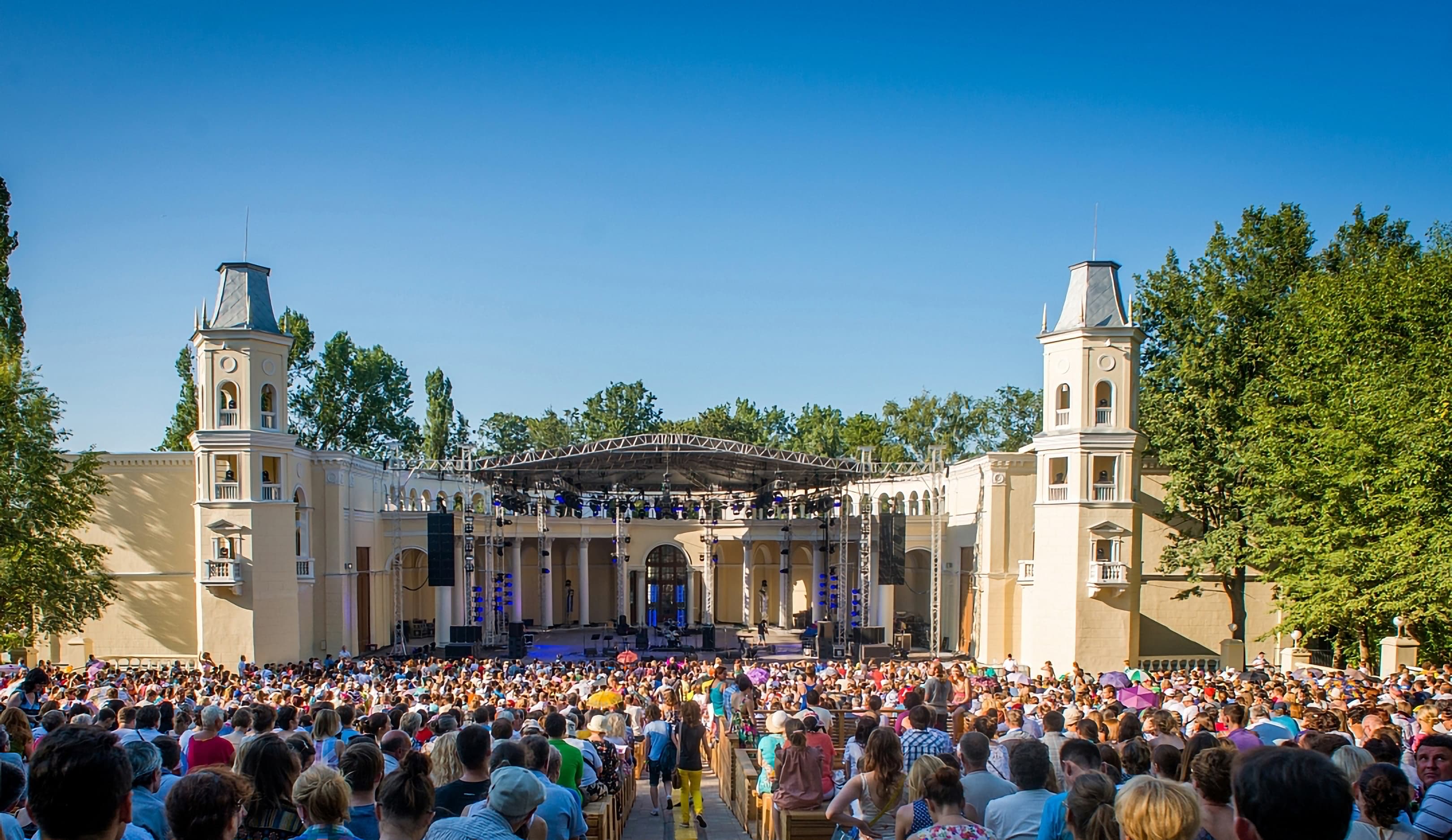 Зеленый театр вднх концерт. Зеленый театр вднх зал. Зеленый театр вднх афиша на август 2024. Зелёный театр вднх. Зеленый театр вднх ария.