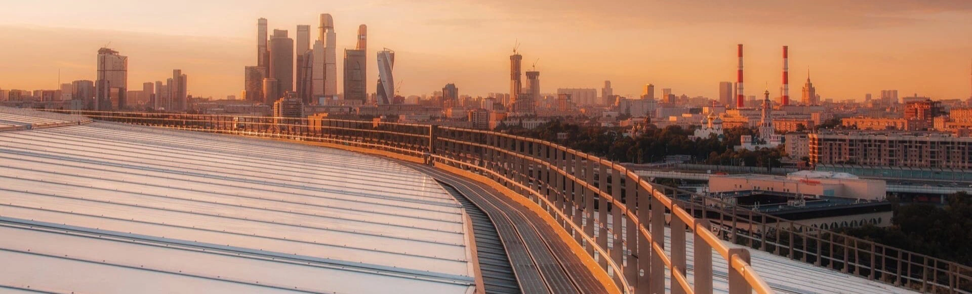 Поднимитесь на крышу главного стадиона страны, и вас ждет уникальная возможность собрать взглядом весь бескрайний пейзаж столицы с высоты птичьего полета в Москве.