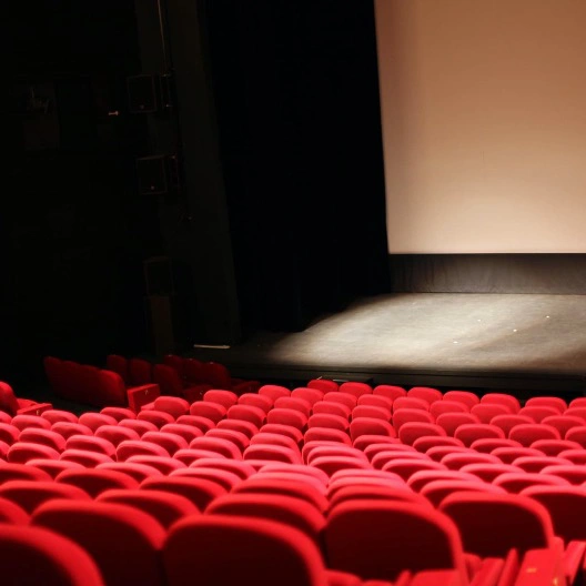 Завесы Театра Ермоловой скоро откроются для всех ценителей уникального искусства – на горизонте уже маячит ожидаемый спектакль «Гастроль Воланда».