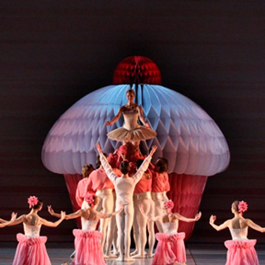 Михайловский театр приглашает вас на захватывающее путешествие в мир волшебства с балетом «Щелкунчик»!