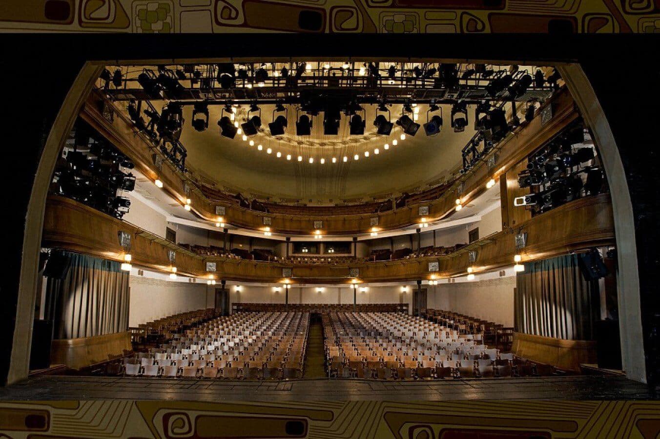 Moscow art theatre. Московский художественный театр имени а. п. Чехова. МХАТ имени Чехова основная сцена. МХТ имени Чехова (Москва). Московский художественный Академический театр МХАТ им Чехова.