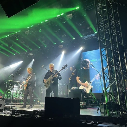 Возвращение легенды: группа "Кино" восхитила поклонников на юбилейном концерте в Казани